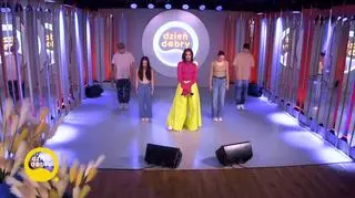 Sara James w utworze "Bloodline"