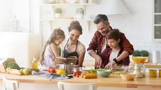 Rodzinne gotowanie bez stresu – jak oszczędzić czas i nerwy 
