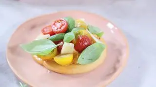Minipizza z hummusem, parmezanem i kolorowymi pomidorkami 