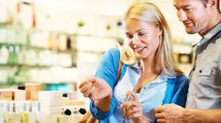Kobieta i mężczyzna wąchają perfumy