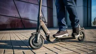 15-latek na hulajnodze wjechał w kobietę, która szła z wózkiem. Sprawą potrącenia zajmie się teraz sąd