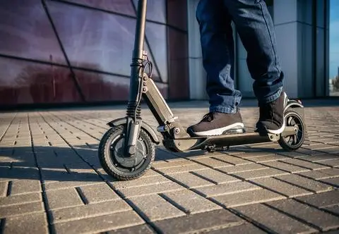 15-latek na hulajnodze wjechał w kobietę, która szła z wózkiem. Sprawą potrącenia zajmie się teraz sąd