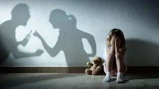 Co trzecia kobieta żyje z partnerem, który pije w sposób ryzykowny. "Dzieci płacą wysoką cenę"