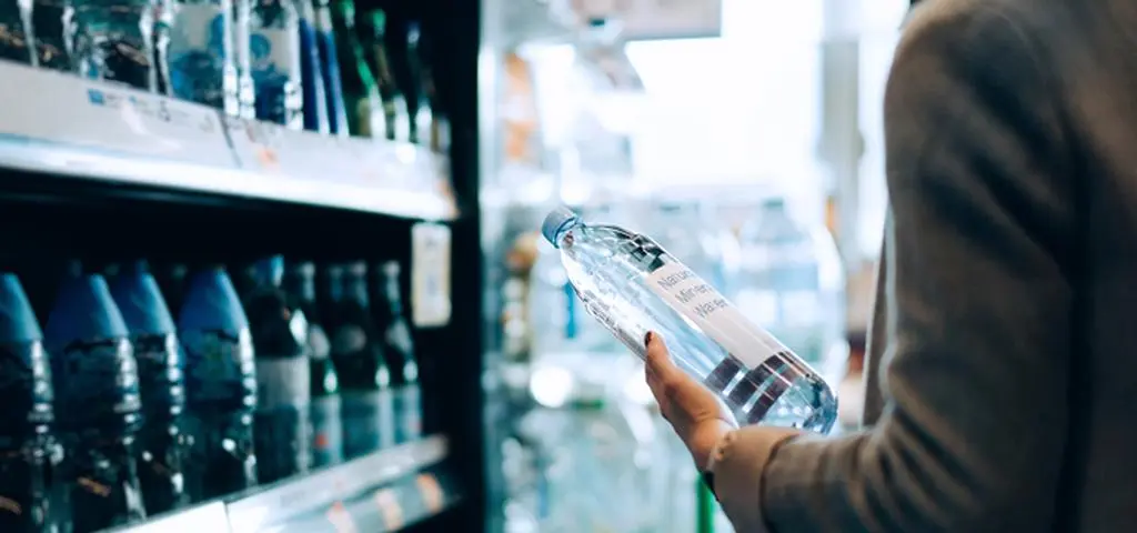 Masz tę wodę w domu? Popularna sieć sklepów apeluje: nie pij, oddaj, bo jest niebezpieczna