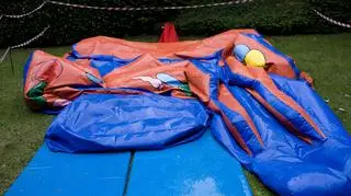 Dmuchany zamek przeleciał przez płot. Czworo dzieci trafiło do szpitala