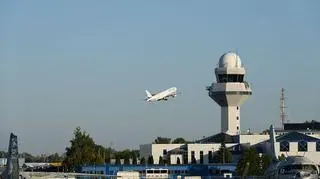 Zadymienie w samolocie, lądowanie na Okęciu. Zapalił się telefon