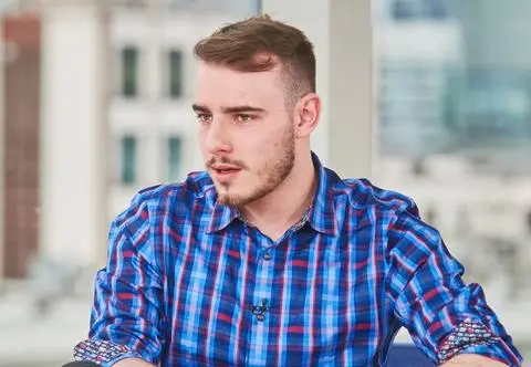 Krystian Ochman naraził się sąsiadom. Był straszony policją. "Zaczynam się bać"