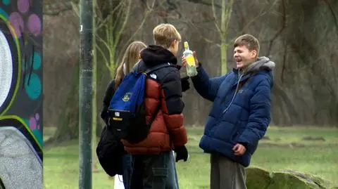 Dzieci piły alkohol w parku