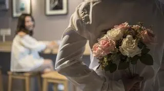 Love bombing może zniszczyć twój związek. Zaczyna się niewinnie