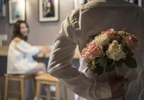 Love bombing może zniszczyć twój związek. Zaczyna się niewinnie