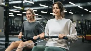 Gym anxiety, czyli dlaczego boimy się pójść na siłownię? Wyjaśniamy, jak temu zaradzić 