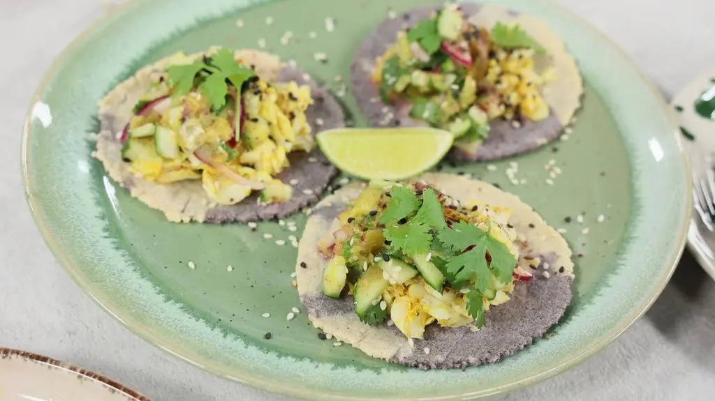 Tacos z dorszem, kremem z awokado i salsą mango–ogórek