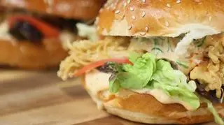 Burger z enoki i sosem BBQ 