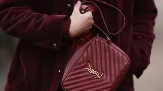 bordowy total look