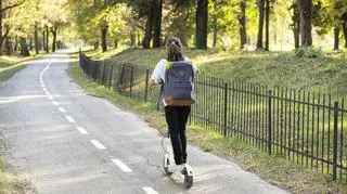 Warszawa. Burmistrz Woli chce zakazu jazdy hulajnogą w parku. Dlaczego?