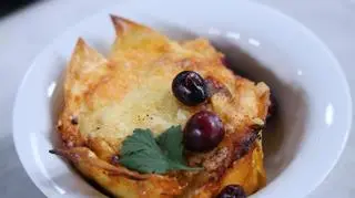 Makaronowe babeczki z sosem z wołowiny i pomidorów oraz beszamelem i serem