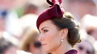 Kate Middleton nie rozstaje się z tym dodatkiem. Co to jest fascynator? 