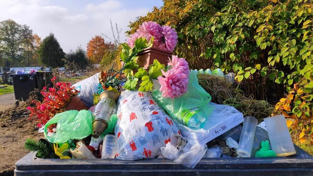 Jak segregować śmieci po Wszystkich Świętych? "Niektórym sprawia to pewne trudności"