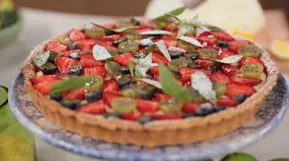 Letni deser o smaku i zapachu lata? Wypróbuj tatrę waniliową z truskawkami, agrestem i werbeną cytrynową 