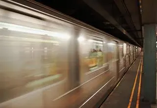 Martwe nastolatki znalezione na dachu metra. To ofiary "metro surfingu"