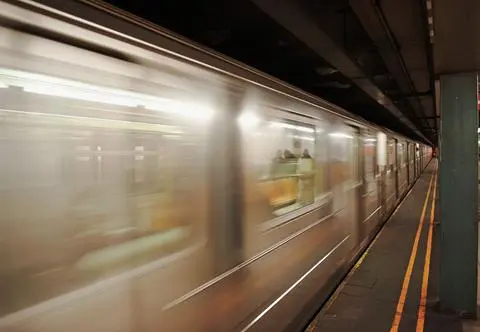 Martwe nastolatki znalezione na dachu metra. To ofiary "metro surfingu"