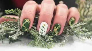 Plaid manicure to stylizacja, która idealnie wpisuje się w świąteczny klimat. Pokochała ją sama Kylie Jenner