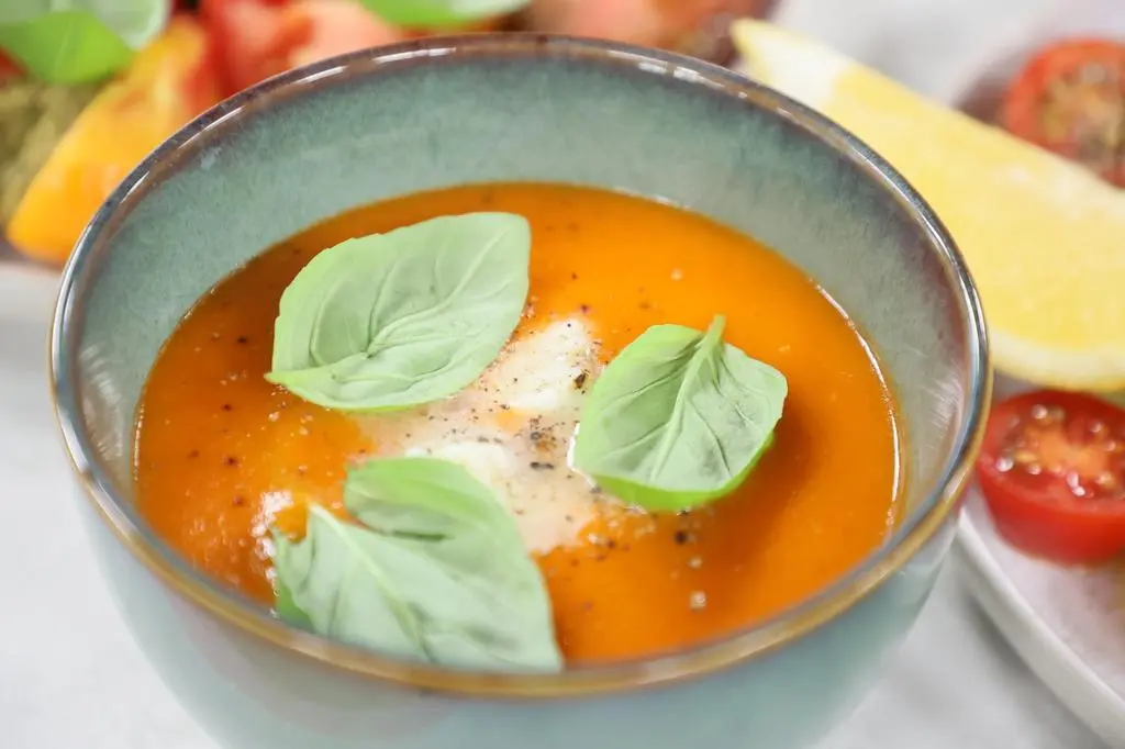 Lekka zupa pomidorowa z mozzarellą i bazylią