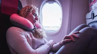 Masz problem, żeby zasnąć na pokładzie samolotu? Ta metoda może zagrażać twojemu życiu 