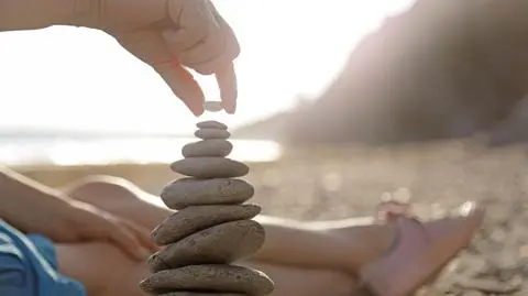 Jaką wróżbą według sennika są kamienie? Co oznacza, kiedy się śnią?