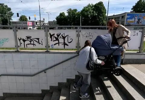 "Byłam tym absolutnie zażenowana, zawstydzona". Jakie przeszkody napotykają kobiety z dziećmi? 
