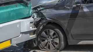 Autokar z dziećmi jadącymi na wycieczkę zderzył się z autem. 4 osoby trafiły do szpitala