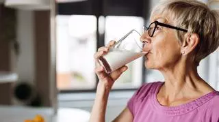 Kobieta pije mleko ze szklanki