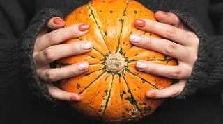 Pumpkin nails, czyli modny manicure na jesień 2021