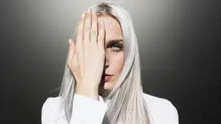 Sposób na wygładzone włosy? Ten trik z folią aluminiową podbija sieć 