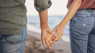 Mowa ciała a uczucia. Co o waszym związku mówi sposób trzymania się za ręce?