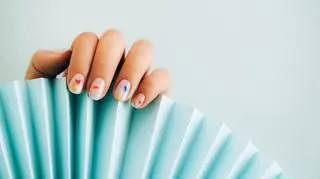 Paznokcie Polly Pocket. Ten uroczy manicure obudzi twoje wewnętrzne dziecko 