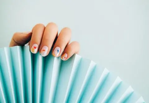 Paznokcie Polly Pocket. Ten uroczy manicure obudzi twoje wewnętrzne dziecko 