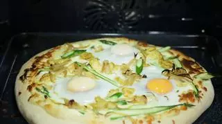 Domowa pizza z białym sosem, jajkiem, szparagami i kurczakiem