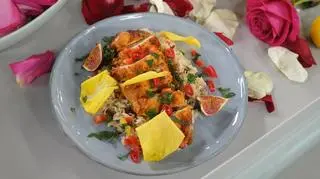 Piersi z kurczaka z patelni duszone w sambal oelek i płatkach róży