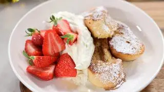 Tosty francuskie z chantilly, truskawkami i cukrem pudrem