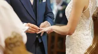 Ślub z innowiercą - jak wygląda ceremonia i procedura? "Taki związek to nie po bożemu"