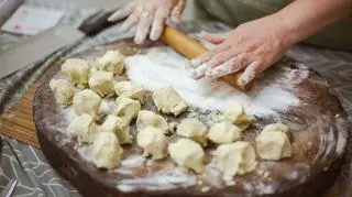 Idealne ciasto na pierogi. Jakich błędów nie popełniać?