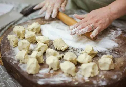 Idealne ciasto na pierogi. Jakich błędów nie popełniać?
