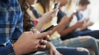Zakaz korzystania z telefonów komórkowych w polskich szkołach? Jest stanowisko Ministerstwa Edukacji i Nauki