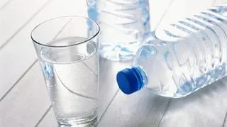 Bakterie kałowe wykryte w wodzie. Zniszczono 2 mln butelek popularnej marki
