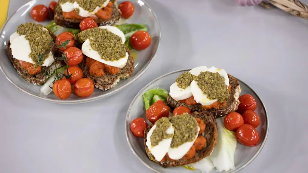 Tosty z humusem pomidorowym, mozzarellą, pesto i pieczonymi pomidorami