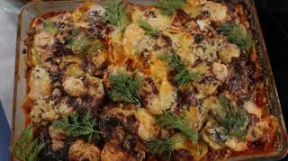 Ziemniaki z kurczakiem, cukinią i sosem serowym