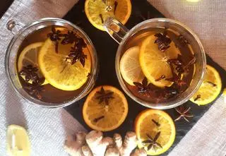 Rozgrzewająca herbata na jesienne i zimowe wieczory. Jak przyrządzić ją zgodnie ze wskazówkami dietetyka? 