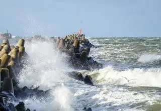 Chwile grozy na plaży w Jantarze. Kąpiących się w morzu porwała fala