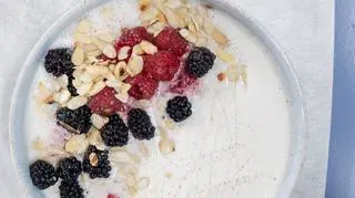 Śniadanie zero waste na słodko: ryżanka z owocami i migdałami - przepis